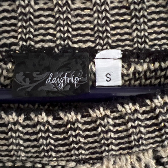 Day trip chevron sweater with gold thread size small - Picture 3 of 3